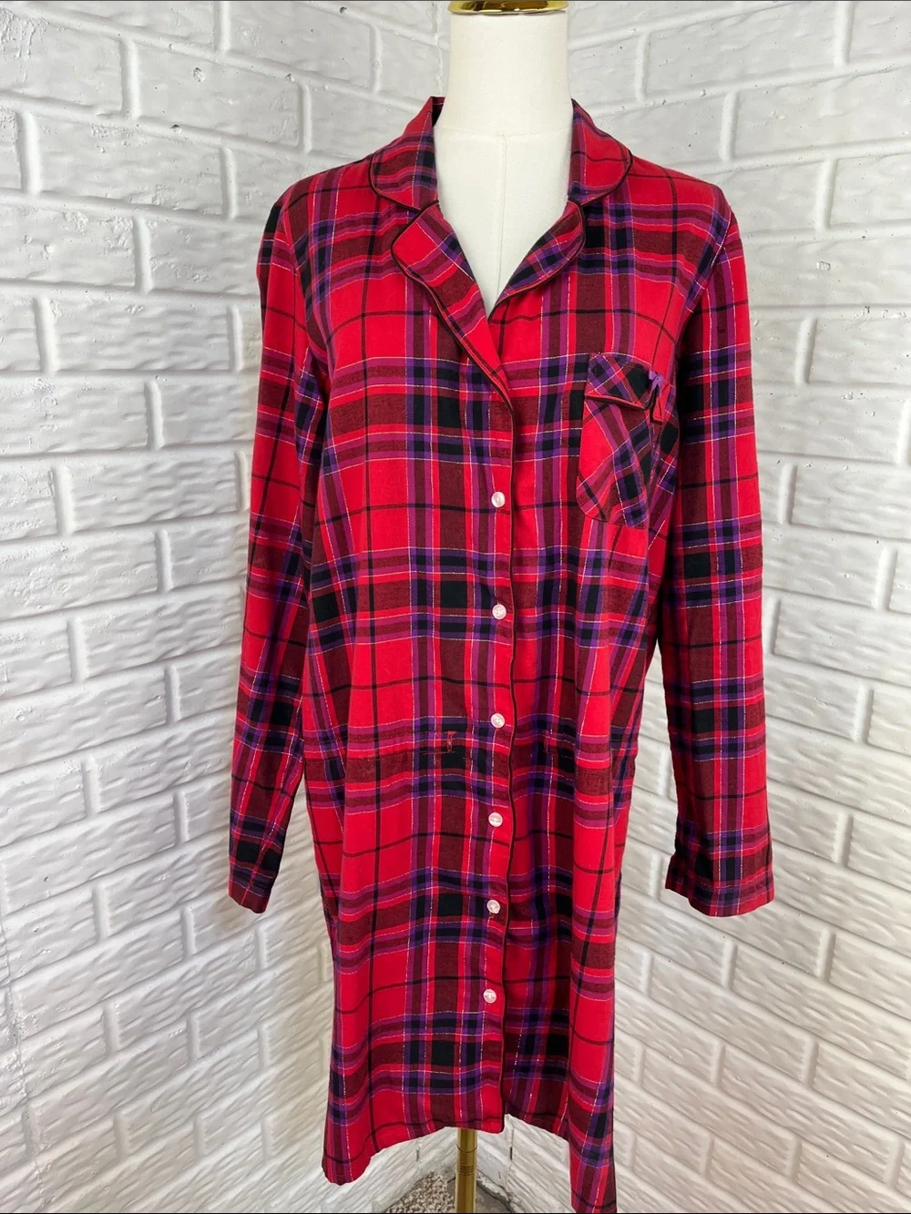 VICTORIA’S SECRET RED PLAID SLEEP SHIRT SZ MD AND OTR FUZZY SLIPPERS SZ 7-8